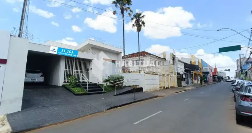 Casa comercial com 12 salas para alugar no Centro, Uberlândia
