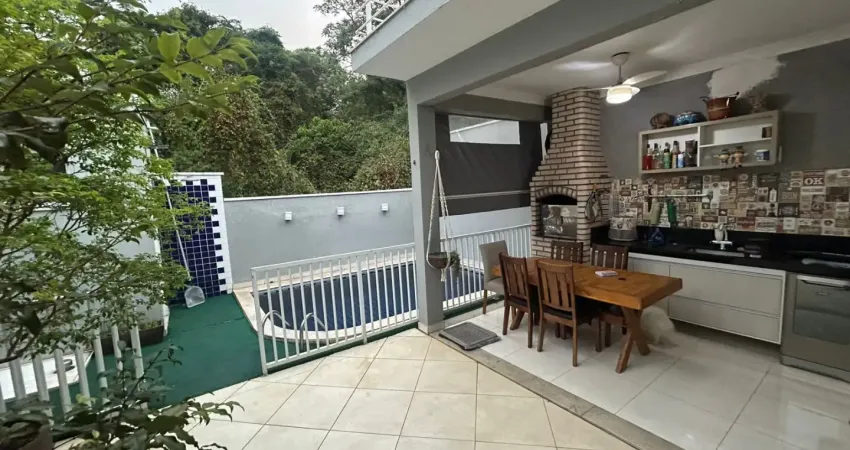 Casa com picina em condomínio, fundos pra mata, completa em planejados e ar condicionado. energia fotovoltaica. churrasqueira. quartos grandes. closet, banheira. ambientes integrados. moderna