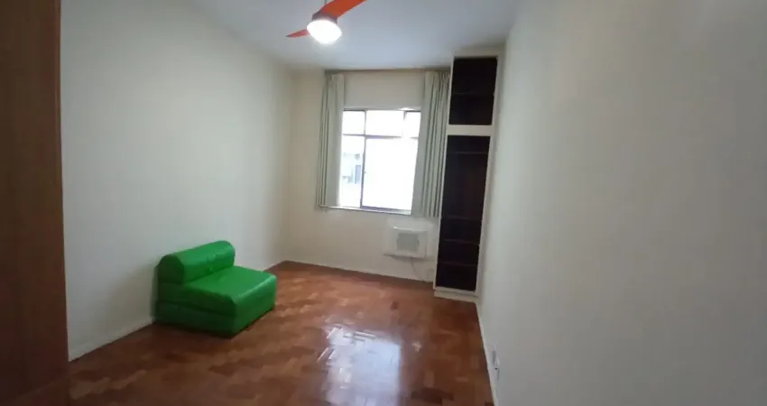 Vende-se apto silencioso 1 quarto 33m - 60 m da praia - fundos!!!