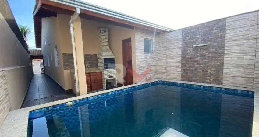 Casa geminada com piscina no bairro Verde Mar em Itanhaém/SP.
