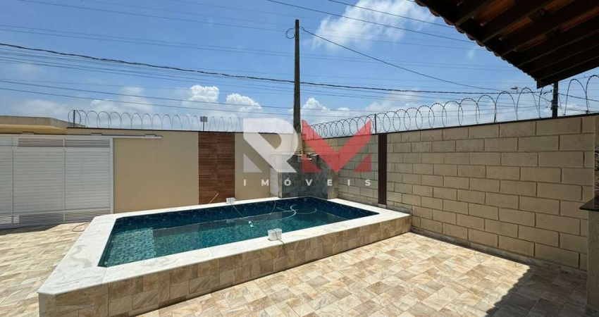 Casa moderna com piscina localizada no bairro Tupy, lado praia - Itanhaém/SP.