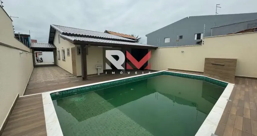 Casa com piscina no bairro Jardim das Palmeiras, próximo a praia em Itanhaém/SP.