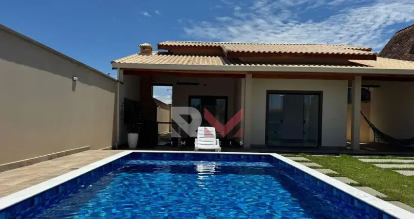Casa moderna com piscina apenas 200 metros do mar no bairro Grandesp - Itanhaém/SP.
