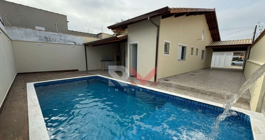 Casa isolada pé na areia com piscina no bairro Tupy em Itanhaém/SP.