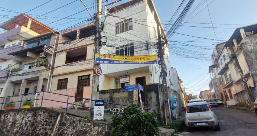 Casa Triplex com cobertura no Engenho Velho de Brotas .