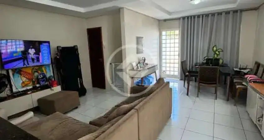 Se você busca um lar aconchegante e bem localizado, esse lindo sobrado atrás do shopping Estação e  perfeito para você e sua familia! Localizada em rua tranquila, essa casa oferece um ótimo espaço int