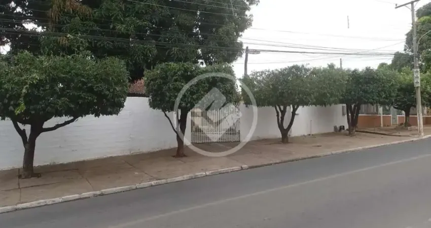 Excelente oportunidade de casa para ponto comercial a venda no bairro jardim cuiaba. com ótima localização se torna ideal para instalção de clinicas médicas ou escritórios. codigo: 143188