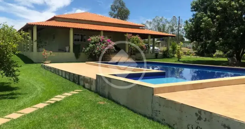 Chácara na guia próximo valle gramado, 610 m² de área construída, piscina, 4 quartos sendo uma suíte. codigo: 157104