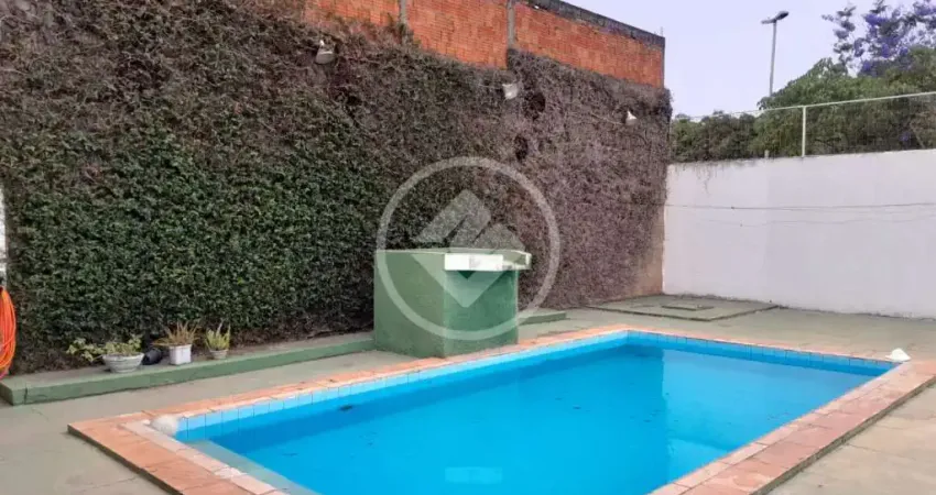 Sobrado com uma área de 428,35 m2 ,contendo 02 salas, 03 suítes na parte superior, sendo 02 com sacada, varanda, cozinha, área de serviço, piscina ,01 quarto no térreo, 01 lavabo e garagem para 3 carr