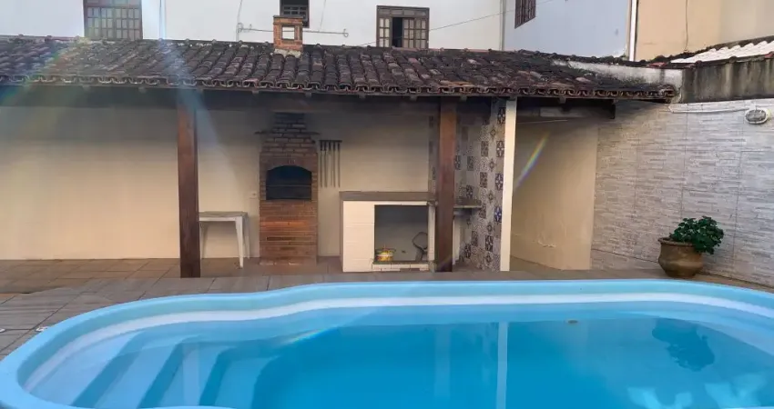 Alugo, Centro residencia toda terrea, 3 qtos, banh, sala, piscina, dep. emp, gar., Macaé/RJ