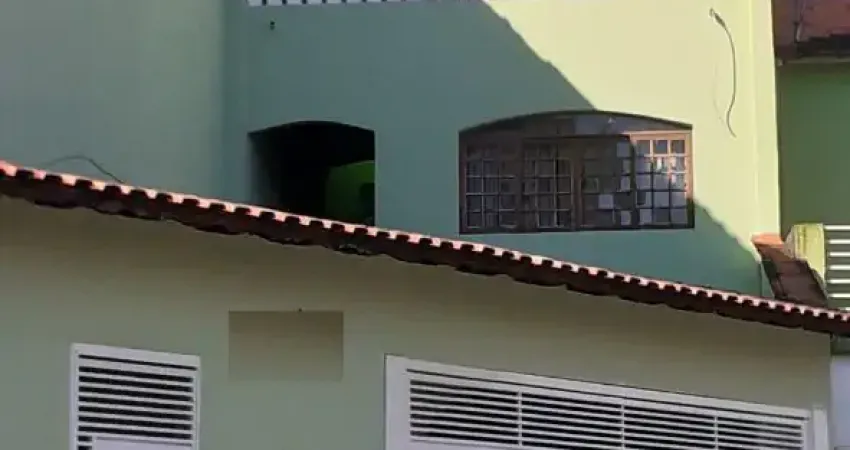 Sobrado com 3 vagas de garagem