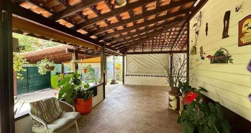Casa com 4 dormitórios à venda, 211 m² por r$ 910.000,00 - albuquerque - teresópolis/rj