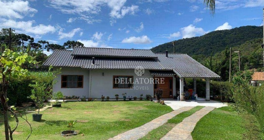 Casa com 3 dormitórios à venda, 122 m² por R$ 890.000,00 - Vargem Grande - Teresópolis/RJ