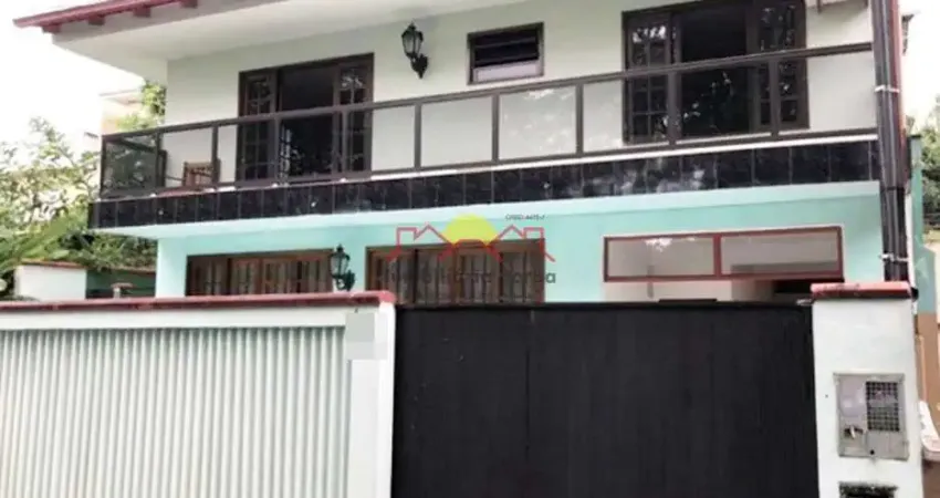 Sobrado com 03 Quartos e Ótima Localização