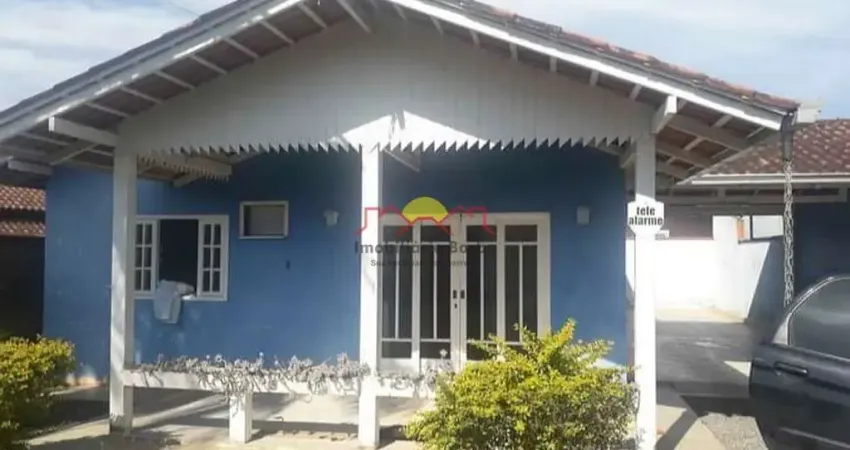 Casa com 03 Quartos no Petrópolis