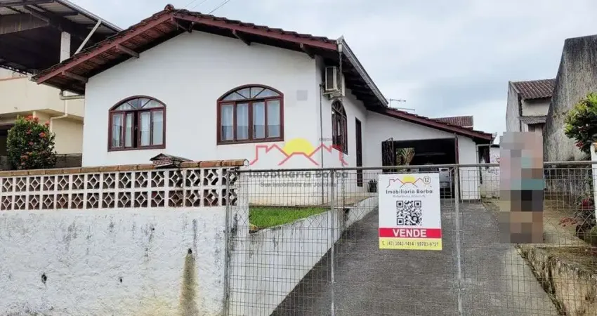 Casa com 02 Quartos e Amplo Terreno