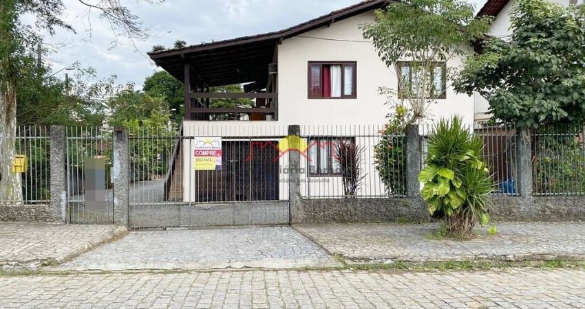 Casa em Amplo Terreno com 654m² no Floresta