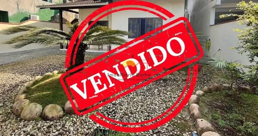 Casa Averbada Semi Mobiliada com 03 Quartos