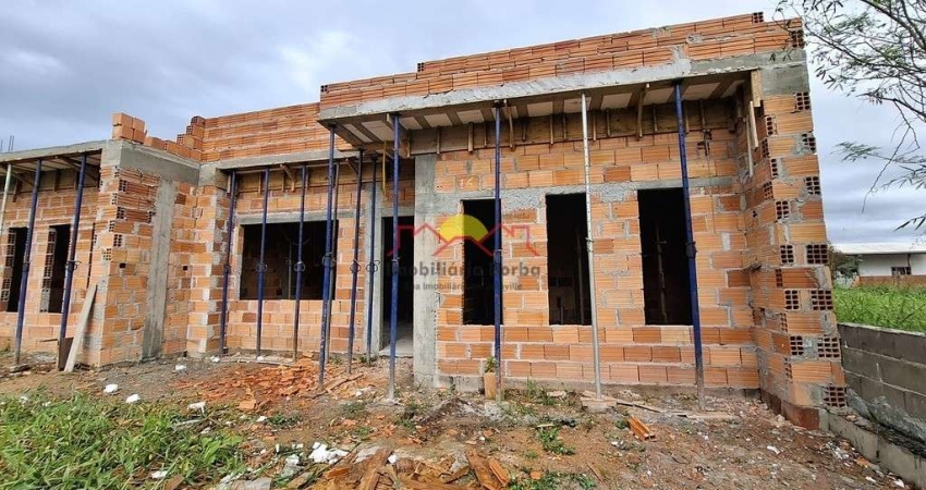 Casa Geminada com 03 Dormitórios sendo 01 suíte