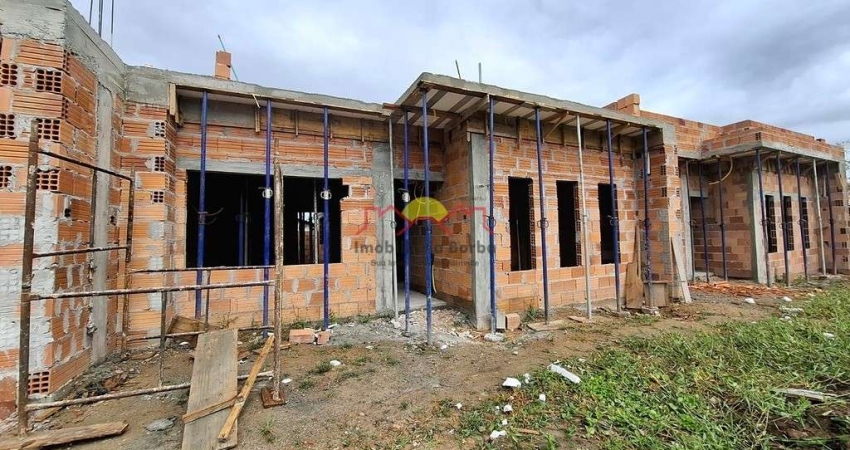 Casa Geminada de Esquina com 03 Dormitórios