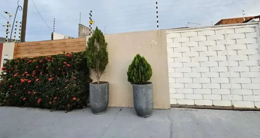 Casa com 2 dormitórios sendo 1 suíte em Condomínio Fechado em Marechal Deodoro - 115m²