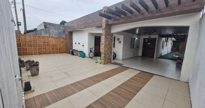Casa com 3 dormitórios sendo 1 suíte em Condomínio Fechado no Bairro de Jardim Petrópolis - 444m²