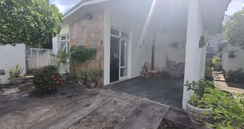 Casa com 3 quartos sendo 1 suíte + 4 salas comercias na Gruta de Lourdes - 360m²