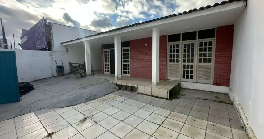 Casa comercial com 5 dormitórios sendo 2 suítes no Bairro da Mangabeiras - 305m²