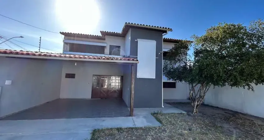 Casa duplex com 5/4 sendo duas suítes, localizado no bairro do jacintinho.