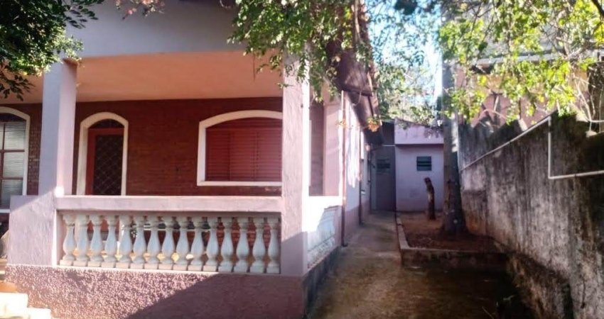 Terreno com 2 casas.
