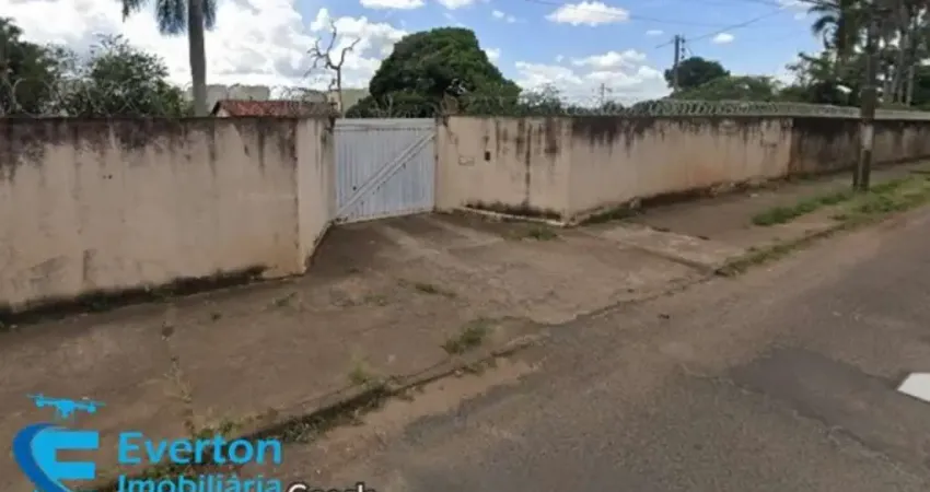 Terreno de 6000 m² no Bairro Chácaras Tubalina e Quartel - Topografia plana e muro alto em todo o perímetro