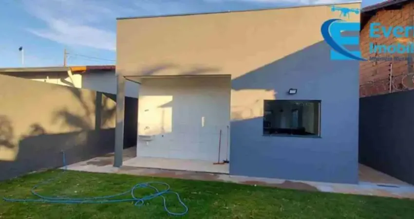 Casa moderna, com 2 quartos (um suíte) e cozinha e sala integradas.