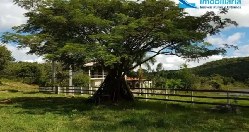 Fazenda dupla aptidão com córrego e represa em Uberlândia com 33,88 hectares, ou seja, 7,00 alqueires;