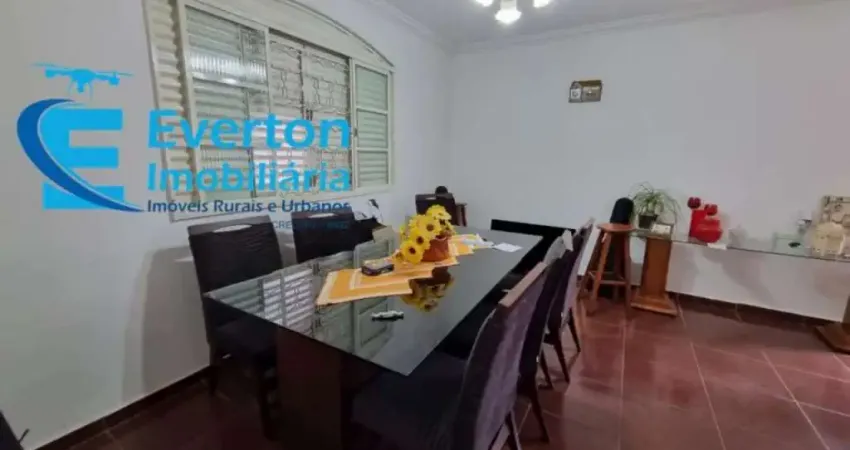 Casa com 3 quartos, sendo um suíte, espaço gourmet e vaga para 2 carros.