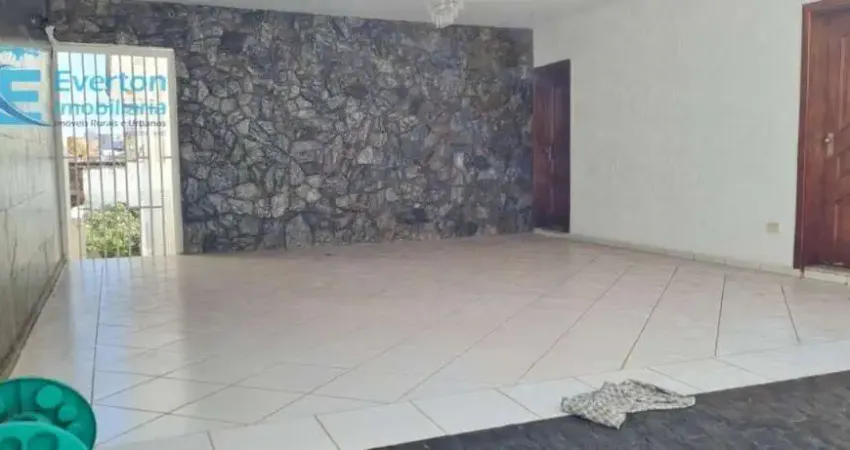 Casa de 266 m², com 3 salas, 3 quartos (2 suítes), sauna, 4 vagas, no Tabajaras.