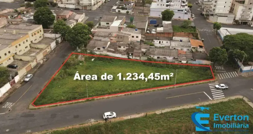 Terreno em ótima localização no Santa Mônica - OPORTUNIDADE;