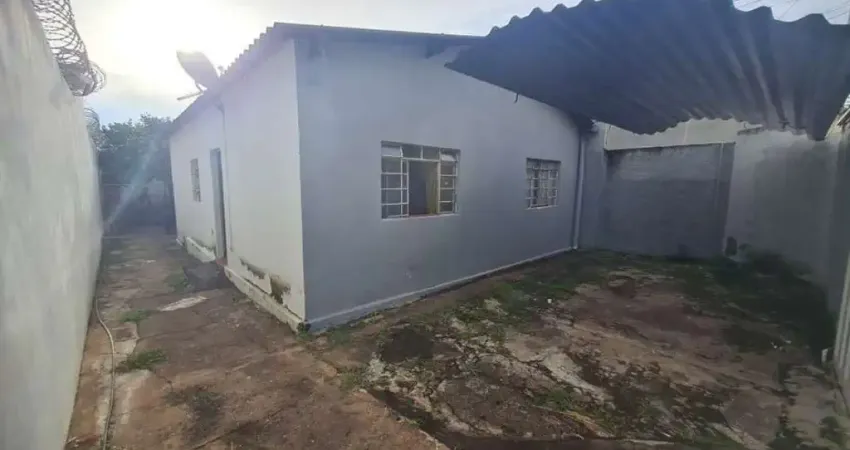 Casa bem localizada no Bairro Osvaldo Rezende, com 3 quartos, garagem e quintal.