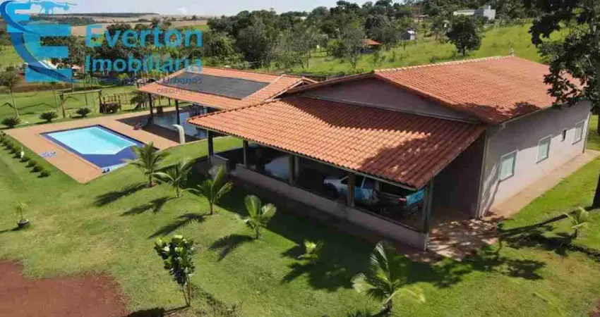 Chácara 7.400m2 - Indianópolis - Moradia e lazer. Condomínio fechado, localizada a 68km de Uberlândia, casa 04 quartos (02 suítes), espaço gourmet