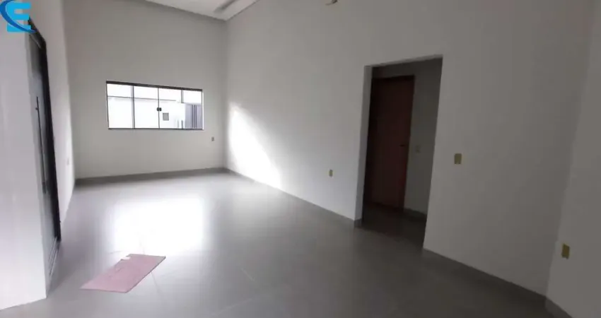 Casa com 3 quartos (1 suíte), cozinha com bancada em ilha, 2 vagas de garagem, em bairro planejado.