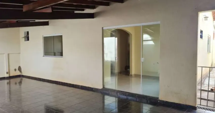 Casa térrea de 160 m² com 2 salas, 2 quartos (1 suíte), copa, cozinha, área gourmet, quintal, edícula e 2 vagas cobertas..