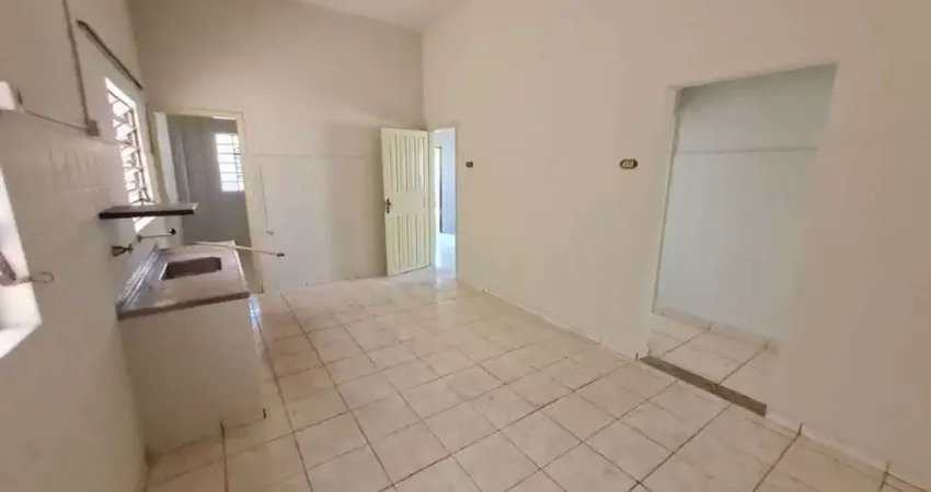 Área de 800 m² no coração do Bairro Nossa Senhora Aparecida, com 4 casas antigas e um cômodo comercial..