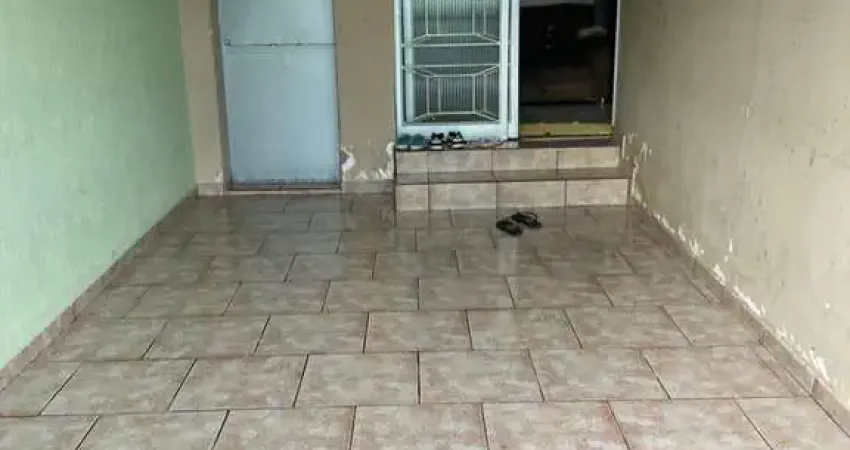 Casa em excelente localização, com 3/4 (um suíte ), banheiro social com acesso a PCD.