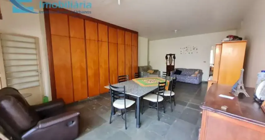 Imóvel comercial de 385 m², em terreno de 490 m², com 4 salas comerciais com banheiro.