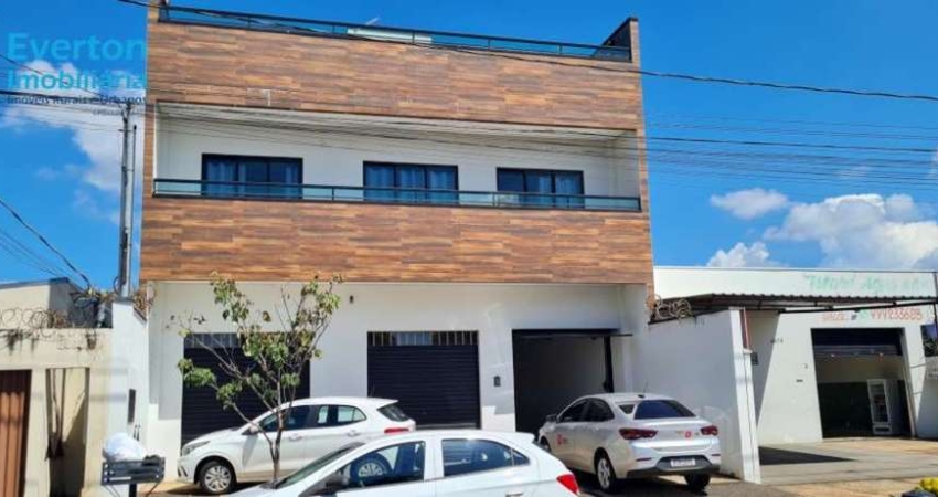 Sobrado com Cômodo Comercial e Apto de Luxo, na principal na Avenida José Fonseca e Silva.
