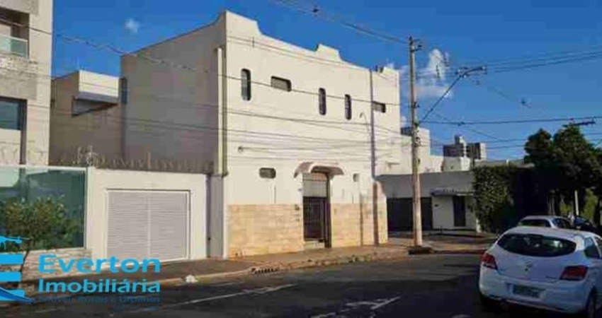 Comodo comercial de 300 m² ao lado de um terreno de 600 m² e mais um apto de 330 m².
