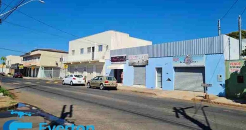 4 Cômodos comerciais totalizando 276 m² e 2 aptos de 63 m² cada, na Av. José Abdulmassih, 620.