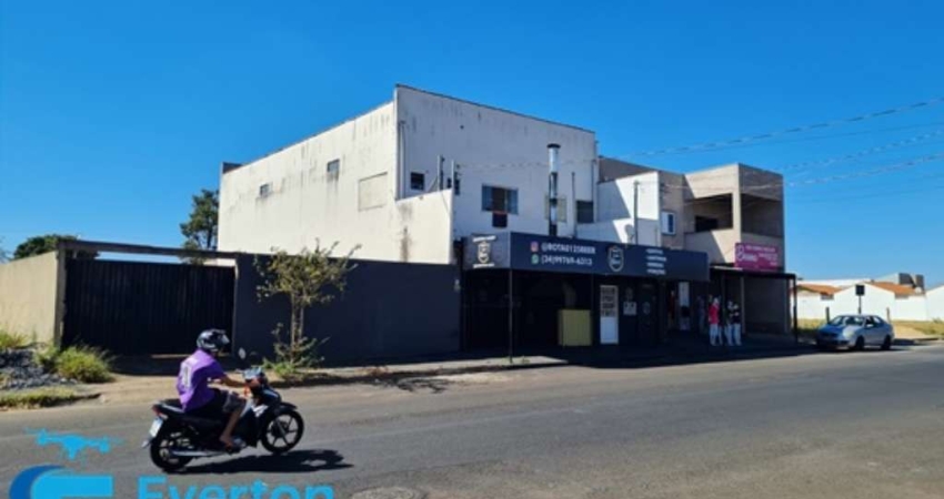 Cômodo comercial de 170 m² e 2 aptos no pavimento superior.