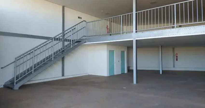Galpão bem localizado, de 388 m², com mezanino de 60 m² e estacionamentos na porta de 48m².
