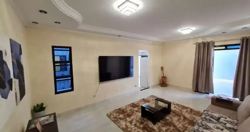 Casa de esquina, bem localizada, com 3/4 (2 suítes), sala ampla, cozinha conjugada com sala de jantar, 3 vagas.