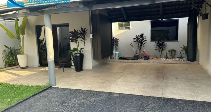 3/4 sendo 2 suítes, sala, cozinha, área gourmet, 3 banheiros, piscina c/ água aquecida, 3 ar condicionados, energia fotovoltaica,4 vagas de garagens